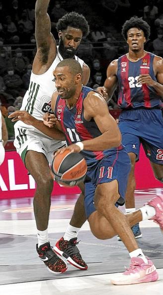 Granger intenta superar a Sant-Roos durante el duelo de ida en el Buesa Arena. Foto: Alex Larretxi