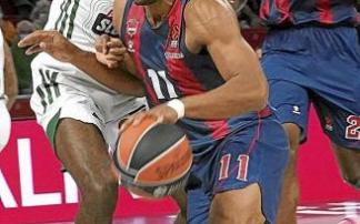 Granger intenta superar a Sant-Roos durante el duelo de ida en el Buesa Arena. Foto: Alex Larretxi