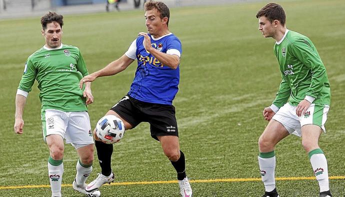 Los jugadores del San Juan Eneko Mercero y Unai Lacomba presionan a Fermín Úriz (Peña Sport) en el partido de la temporada pasada en Tercera.