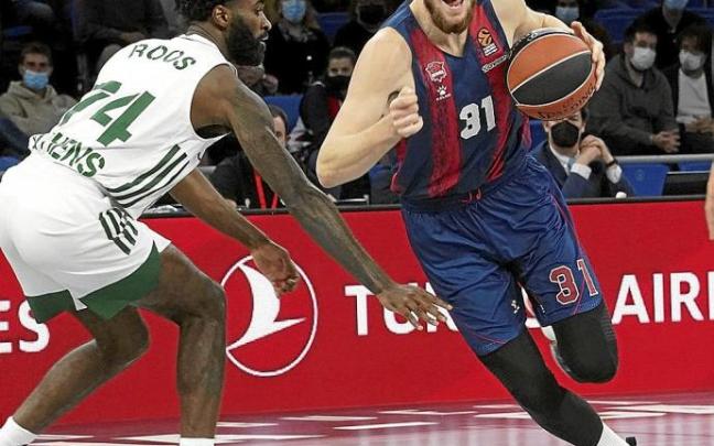 Giedraitis penetra a canasta ante la oposición de Sant-Roos durante la victoria del pasado martes. Foto: Alex Larretxi