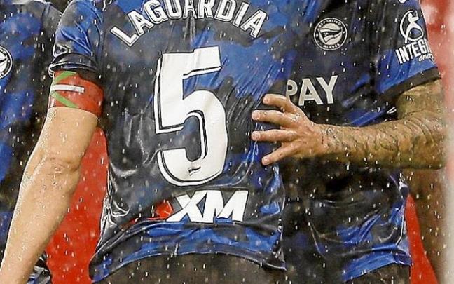 Laguardia y Joselu, los autores de los tantos albiazules, celebran el 1-2 bajo la lluvia. Foto: Efe
