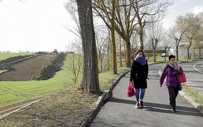 Dos mujeres pasean junto a las obras del sector 17. Foto: Pilar Barco