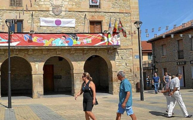 Varias personas paseando junto al Ayuntamiento de Dulantzi. Varias personas paseando junto al Ayuntamiento de Dulantzi.