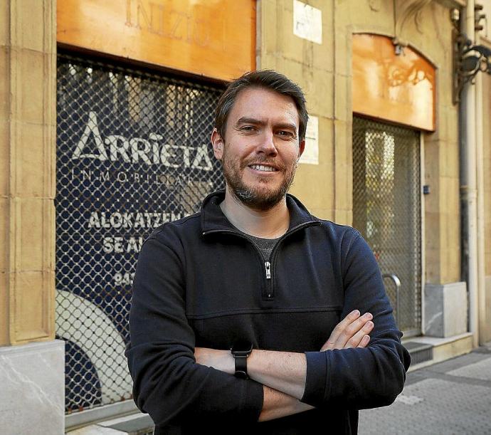 Pablo Ibarreche, en la puerta del local donde estará Lurka, en la calle Bengoetxea.