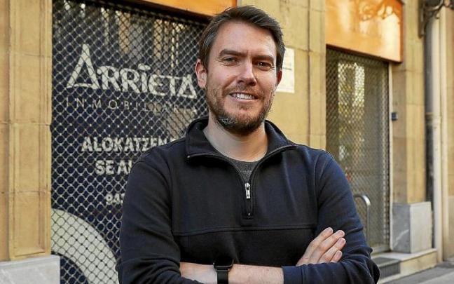 Pablo Ibarreche, en la puerta del local donde estará Lurka, en la calle Bengoetxea.