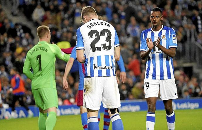 Isak anima a Sorloth tras fallar este una ocasión, el jueves contra el Barcelona.