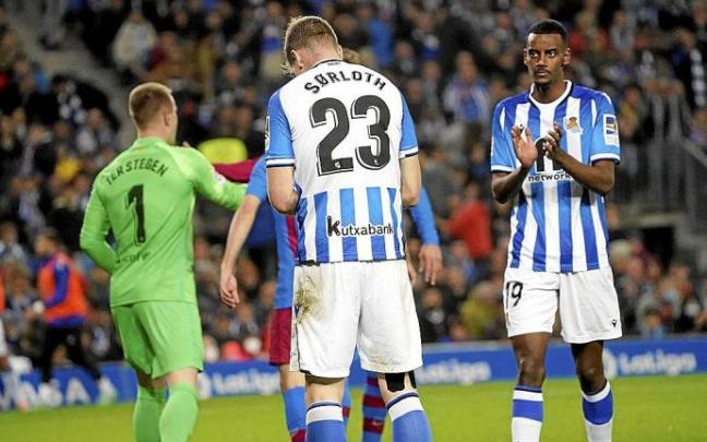 Isak anima a Sorloth tras fallar este una ocasión, el jueves contra el Barcelona.