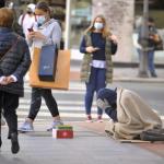 Una persona en exclusión social, pidiendo limosna en una céntrica zona de la capital vizcaina.