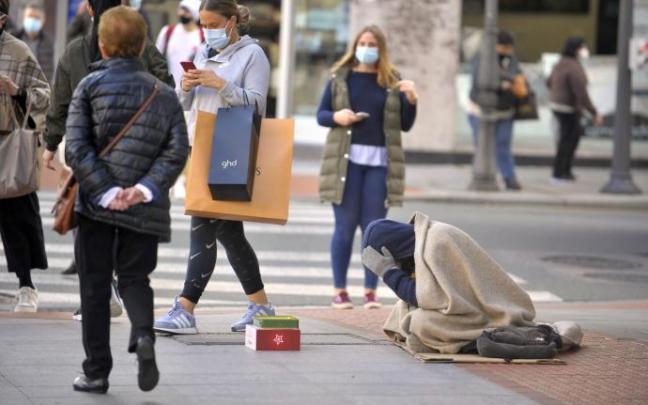 Una persona en exclusión social, pidiendo limosna en una céntrica zona de la capital vizcaina. Una persona en exclusión social, pidiendo limosna en una céntrica zona de la capital vizcaina.