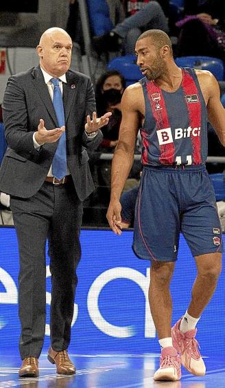 Spahija y Granger intercambian impresiones en el último partido ante el Real Betis. Foto: Josu Chavarri