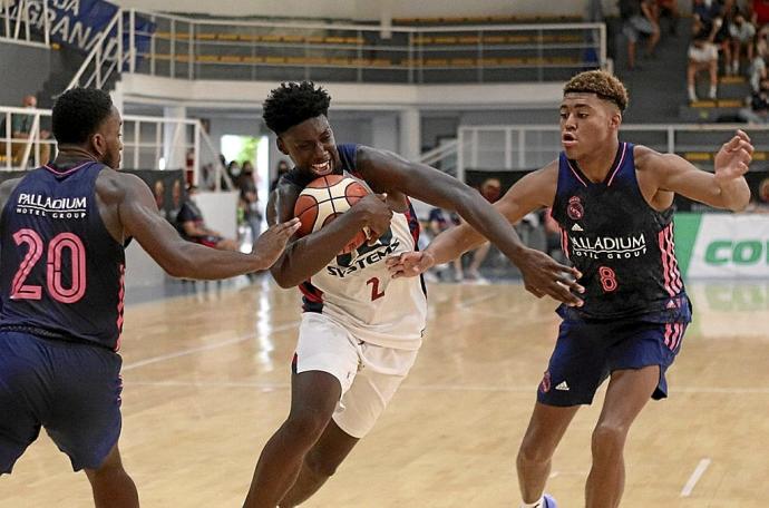 Cissoko, obligado a jugar de base por las bajas en la dirección, penetra a canasta ante Garuba y Aquino. Foto: Baskonia