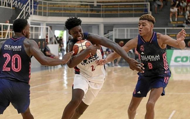 Cissoko, obligado a jugar de base por las bajas en la dirección, penetra a canasta ante Garuba y Aquino. Foto: Baskonia