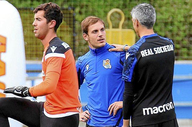 Imanol Alguacil bromea con Jon Bautista antes de un entrenamiento en Zubieta.