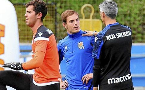 Imanol Alguacil bromea con Jon Bautista antes de un entrenamiento en Zubieta.