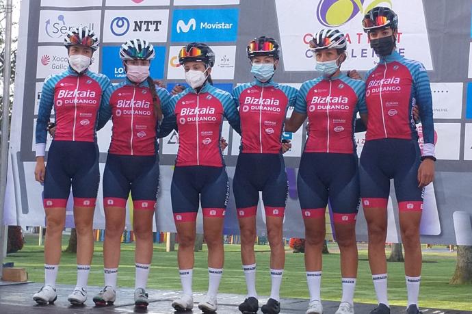Integrantes del Bizkaia-Durango posan con su maillot habitual, donde prevalece el rosa desde hace seis campañas.