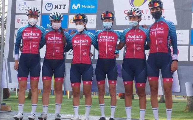 Integrantes del Bizkaia-Durango posan con su maillot habitual, donde prevalece el rosa desde hace seis campañas. Integrantes del Bizkaia-Durango posan con su maillot habitual, donde prevalece el rosa desde hace seis campañas.