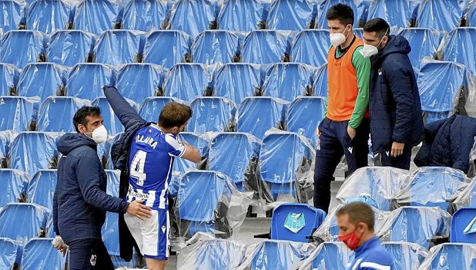 Asier Illarramendi se retira lesionado mientras Zubeldia y Zaldua se interesan por su estado. Foto: R.P.