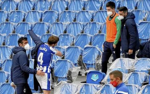 Asier Illarramendi se retira lesionado mientras Zubeldia y Zaldua se interesan por su estado. Foto: R.P.