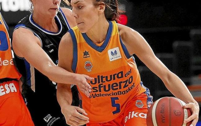 Cristina Soriano trata de defender a la local Ouviña. Foto: N.G.