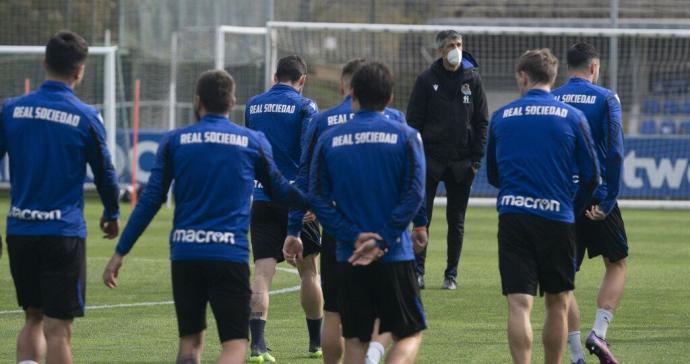 Imanol Alguacil supervisa el trabajo de los suyos en Zubieta.