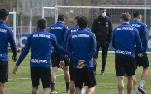 Imanol Alguacil supervisa el trabajo de los suyos en Zubieta.