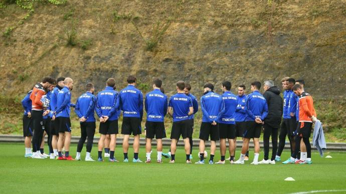 La plantilla realista escucha la charla de Imanol antes del comienzo del entrenamiento.