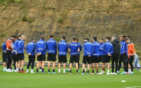La plantilla realista escucha la charla de Imanol antes del comienzo del entrenamiento.