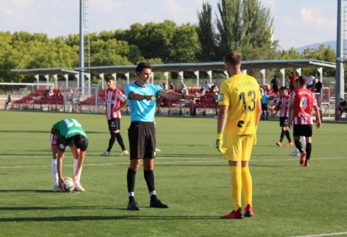 Iván Martínez se prepara para anotar su tanto de penalti.