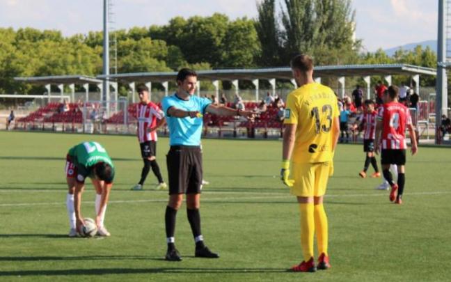 Iván Martínez se prepara para anotar su tanto de penalti. Iván Martínez se prepara para anotar su tanto de penalti.