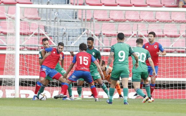 Lance del partido Numancia-Osasuna