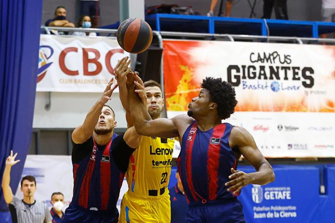 Tadas y Enoch paran a Sulejmanovic durante el Lenovo Tenerife-Baskonia.