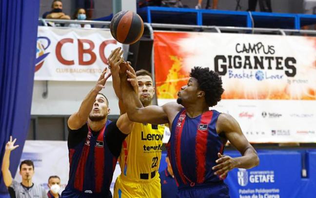 Tadas y Enoch paran a Sulejmanovic durante el Lenovo Tenerife-Baskonia.