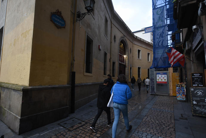 Varios viandantes por la calle Iturribide de Bilbao.