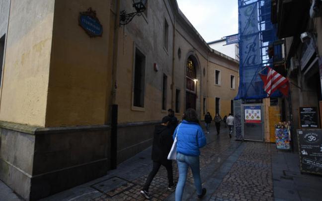 Varios viandantes por la calle Iturribide de Bilbao.
