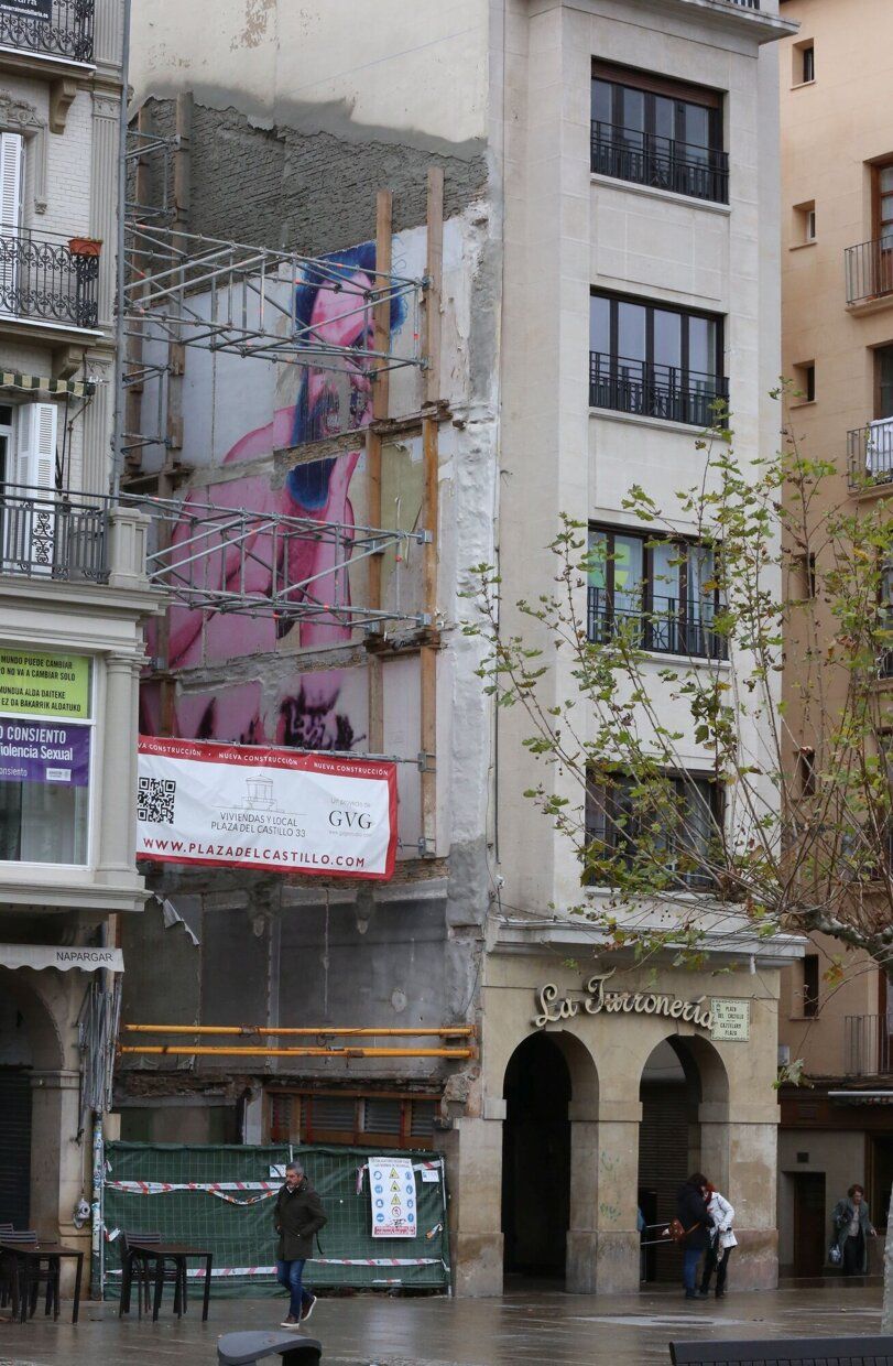 Lateral del edificio tras el derribo, en la que se aprecia el tamaño del mural.