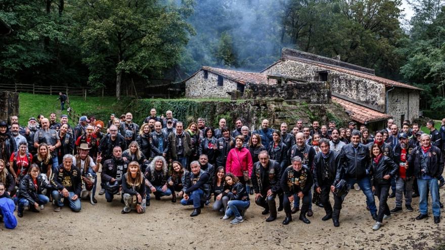 Alrededor de 200 moteros se unieron a una ruta que pasó por Balmaseda y Galdames y se detuvo en la ferrería de El Pobal.