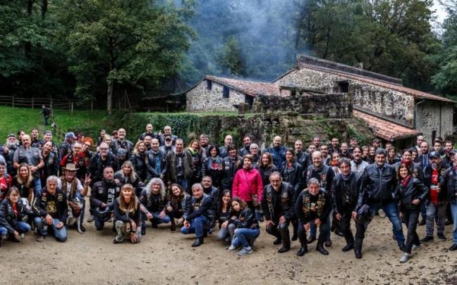 Alrededor de 200 moteros se unieron a una ruta que pasó por Balmaseda y Galdames y se detuvo en la ferrería de El Pobal.