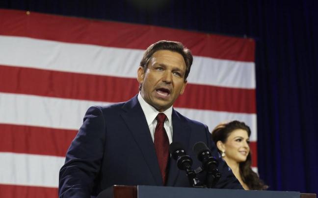 El gobernador de Florida, Ron DeSantis, en el discurso tras confirmarse su reelecci&oacute;n.