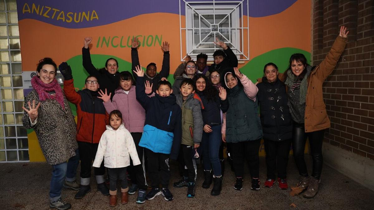 Niños y niñas de Hazialdea, que ha cumplido cuatro años, posan en el exterior del local de la asociación