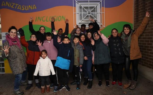 Niños y niñas de Hazialdea, que ha cumplido cuatro años, posan en el exterior del local de la asociación Niños y niñas de Hazialdea, que ha cumplido cuatro años, posan en el exterior del local de la asociación