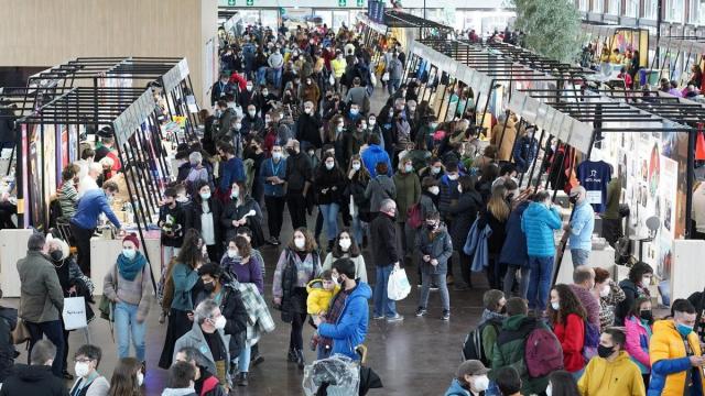 Imagen de la edición de la Azoka de 2021, todavía con mascarillas y restricciones.