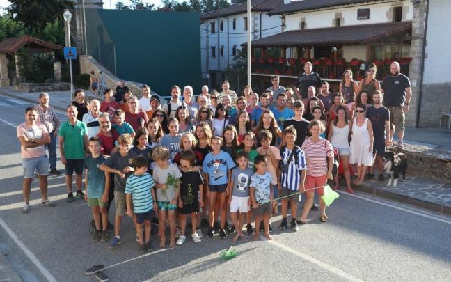 Vecinos y vecinas de Sorauren, en la calle principal del pueblo por la que pasan los vehículos "a toda velocidad", denuncian. Vecinos y vecinas de Sorauren, en la calle principal del pueblo por la que pasan los vehículos "a toda velocidad", denuncian.