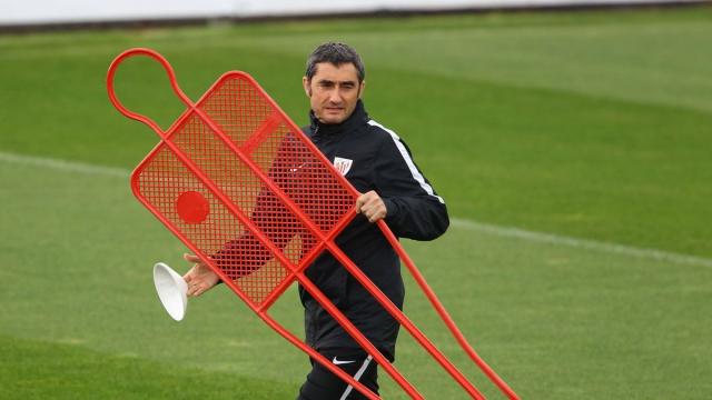 Ernesto Valverde, en Lezama, durante un entrenamiento en su anterior paso por el banquillo del Athletic. Ernesto Valverde, en Lezama, durante un entrenamiento en su anterior paso por el banquillo del Athletic.