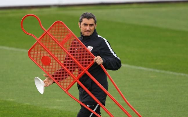 Ernesto Valverde, en Lezama, durante un entrenamiento en su anterior paso por el banquillo del Athletic.
