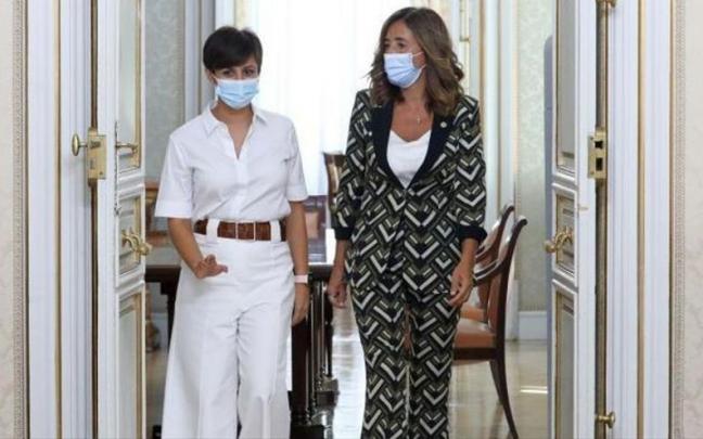 Olatz Garamendi e Isabel Rodr&iacute;guez, tras una reuni&oacute;n en el Ministerio de Pol&iacute;tica Territorial.