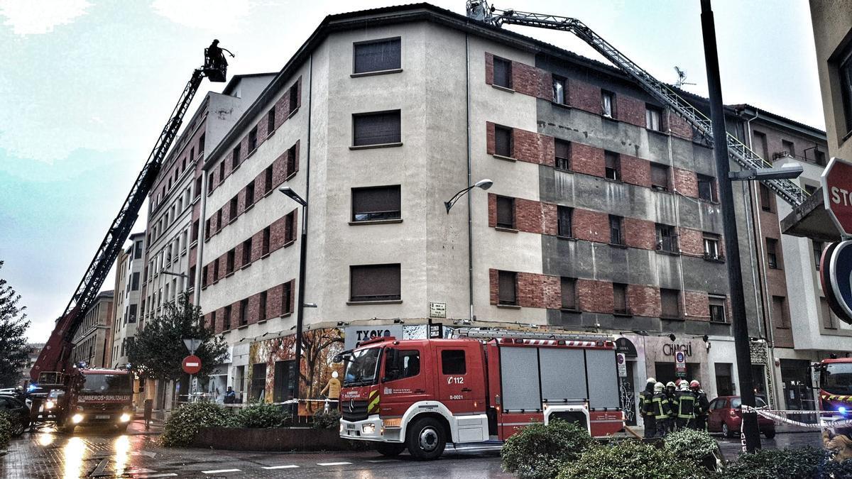 Imagen del edificio situado en Paulino Caballero, en el cruce con la calle Tafalla.