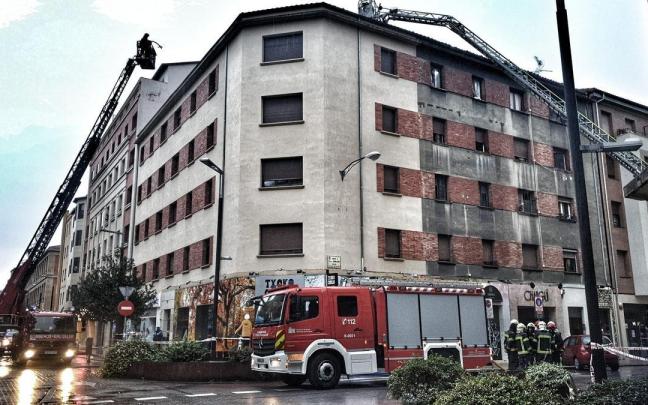 Imagen del edificio situado en Paulino Caballero, en el cruce con la calle Tafalla.