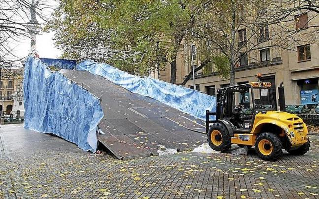 El tobogán gigante vuelve a Sarasate por Navidad. El tobogán gigante vuelve a Sarasate por Navidad.