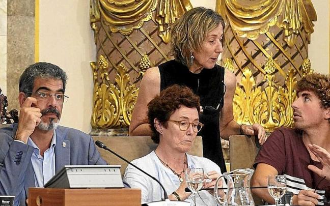 La concejala de Movilidad conversa con el portavoz del PNV, Jon Insausti.