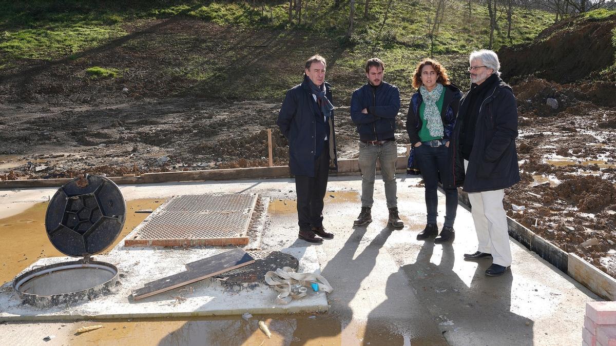 Antonio Aiz y el equipo técnico de obras, en los trabajos del bombeo de Ajangiz.